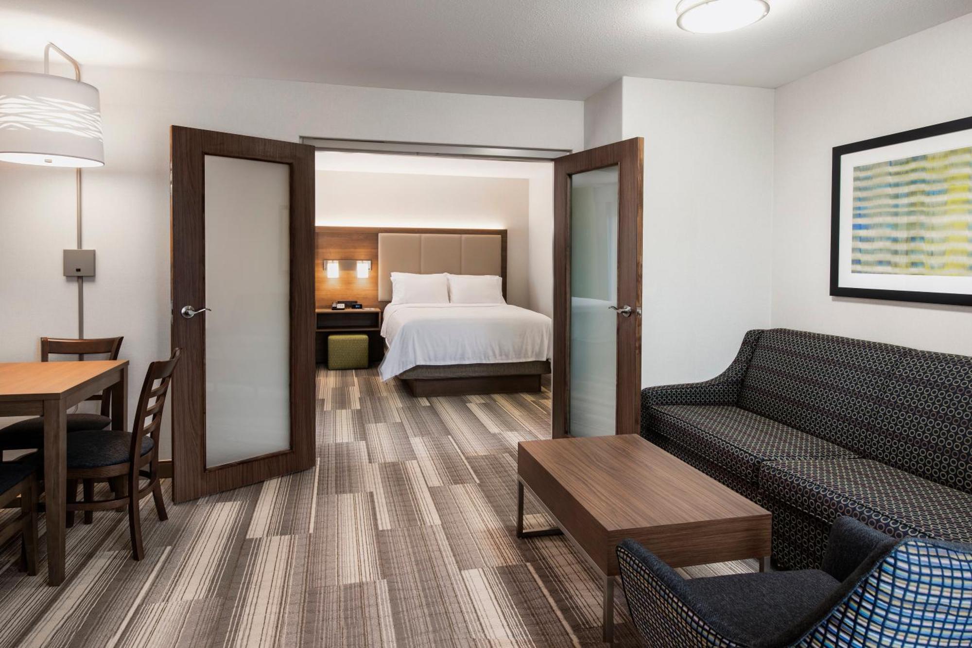 One-Bedroom Queen Suite,1282841530:JPEG